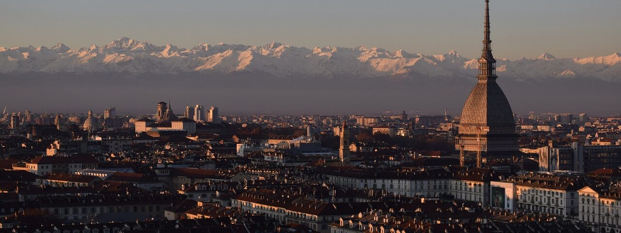 Muoversi a Torino, ecco i consigli  --- (Fonte immagine: https://comefareitalia.com/wp-content/uploads/2024/01/Torino-1280x480.jpg)